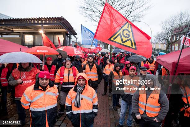 Union members of IG Metall on strike have positioned themselves in front of the company "Still" in Hamburg, Germany, 31 January 2018. The wage...