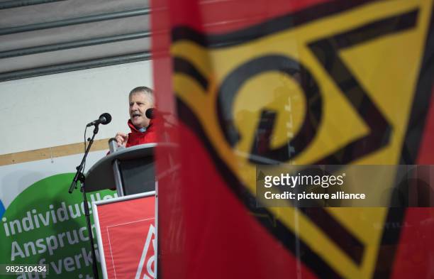 Meinhard Geiken, head of the district for IG Metall holds a speech in front of the company "Still" in Hamburg, Germany, 31 January 2018. The wage...