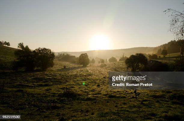 sonnenaufgang im schwarzwald - roman pretot stock pictures, royalty-free photos & images