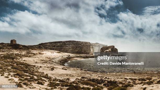 dwejra bay, gozo. - dwejra imagens e fotografias de stock