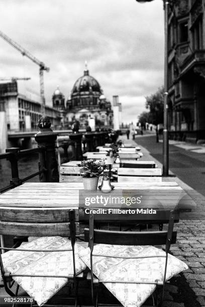 berlino, tavolini lungo lo sprea - lungo fotografías e imágenes de stock