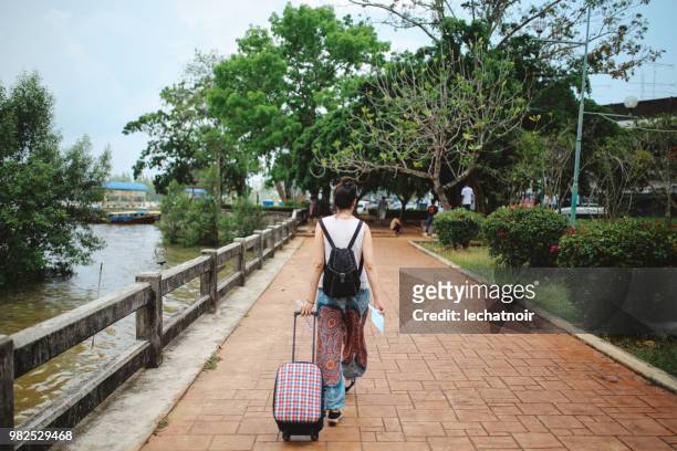 junge reisende frau in der provinz krabi ankommen - krabi province stock-fotos und bilder