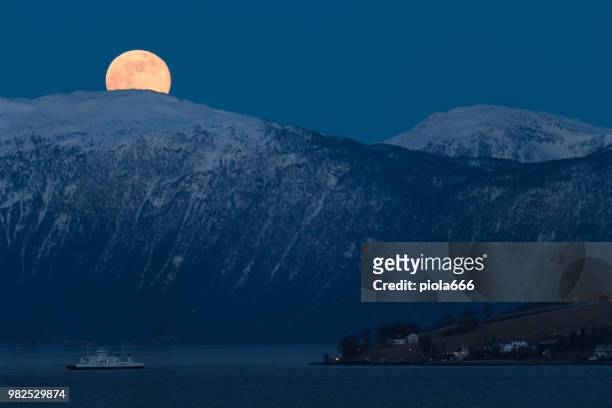 vollmond über einem fjord in norwegen - fjord der berge stock-fotos und bilder