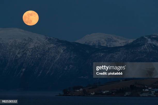 vollmond über einem fjord in norwegen - fjord der berge stock-fotos und bilder