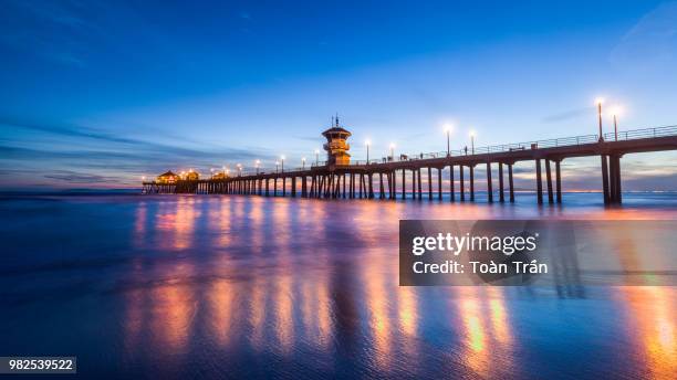 huntington beach pier - huntington beach california stockfoto's en -beelden