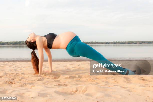 mujer embarazada haciendo gimnasia - mujer stock-fotos und bilder