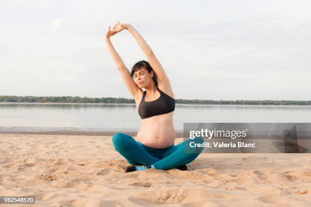 mujer embarazada haciendo gimnasia - mujer stock-fotos und bilder