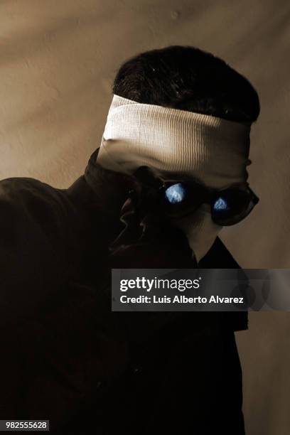 el hombre invisible / invisible man v.2 - invisible man stock pictures, royalty-free photos & images