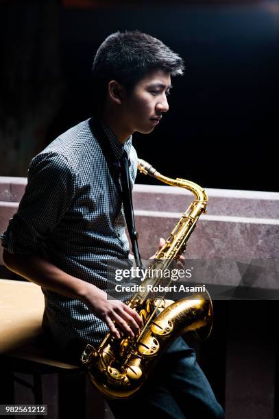 saxophonist looking away - asami fotografías e imágenes de stock