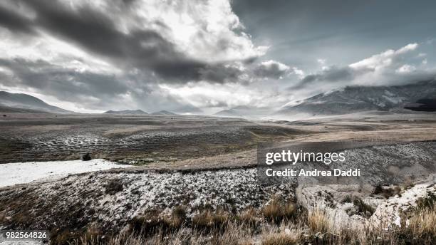 altopiano di campo imperatore - altopiano stockfoto's en -beelden