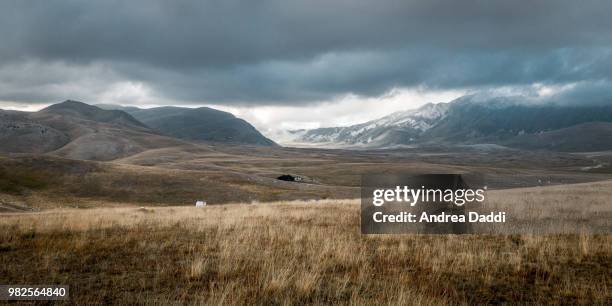 altopiano di campo imperatore - altopiano - fotografias e filmes do acervo