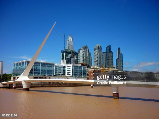 puente de la mujer - mujer stock pictures, royalty-free photos & images