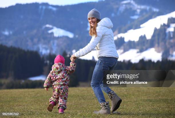 The Olympic champion and former biathlete Evi Sachenbacher-Stehle plays with her daughter Mina in Fischen, Germany, 31 January 2018. Photo:...