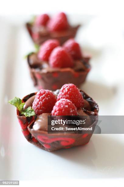 tuiles en tartelettes - chocolate pudding foto e immagini stock