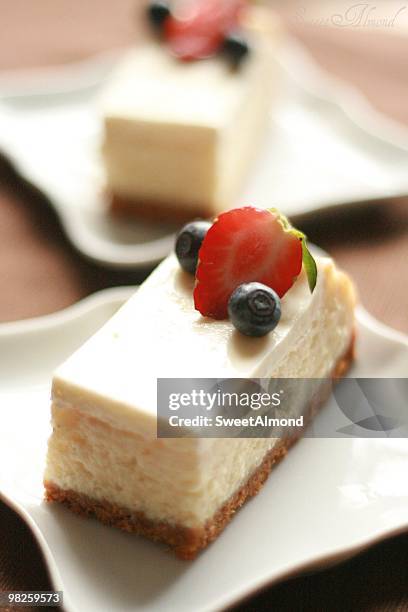 cheesecake - plato cuadrado fotografías e imágenes de stock