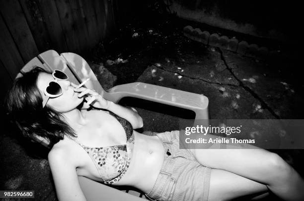 woman at sunglasses smoking cigarette, dayton, ohio, usa - dayton ohio - fotografias e filmes do acervo
