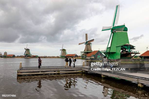 molino de viento en zaanse schans, países bajos - molinos de zaandam fotografías e imágenes de stock