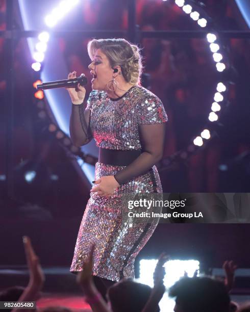 Global superstar Kelly Clarkson was honored with the 2018 RDMA 'Icon' Award in recognition of a career and music that has been loved by generations...