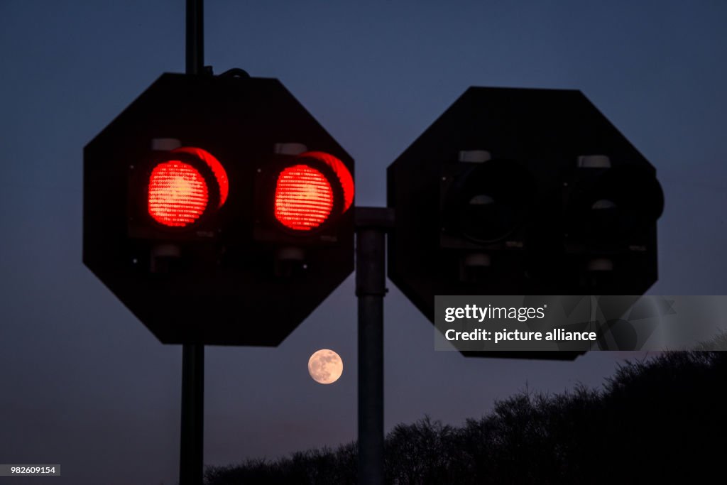 Waiting for the supermoon