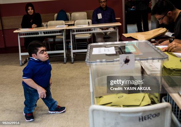 Man arrives to vote in snap twin Turkish presidential and parliamentary elections in Istanbul on June 24, 2018. - Turks began voting in dual...