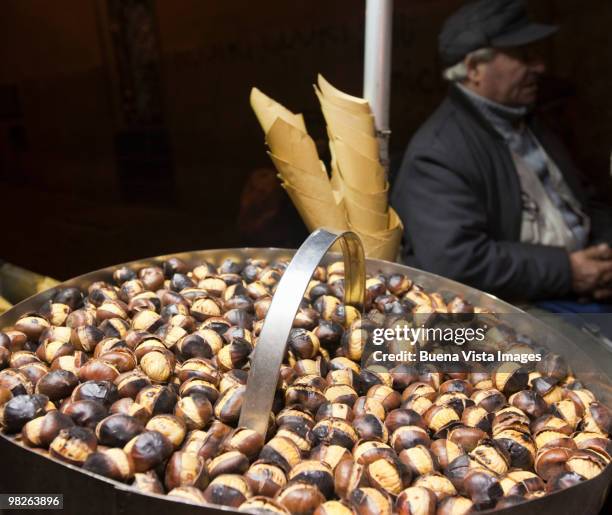 rome. chestnuts (marroni) vendor - marroni imagens e fotografias de stock