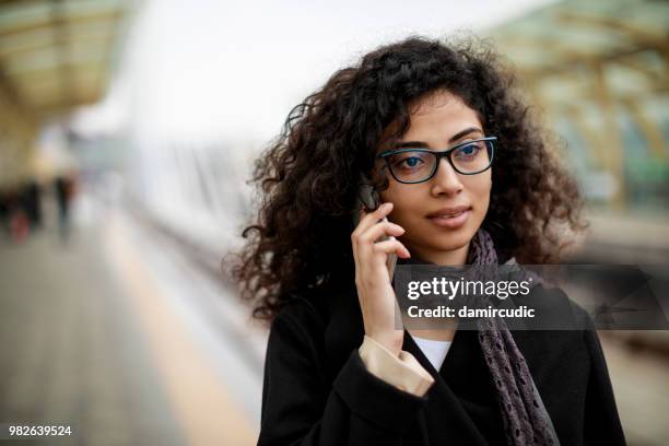 mulher falando no celular na estação de metro em istambul, turquia - damircudic - fotografias e filmes do acervo