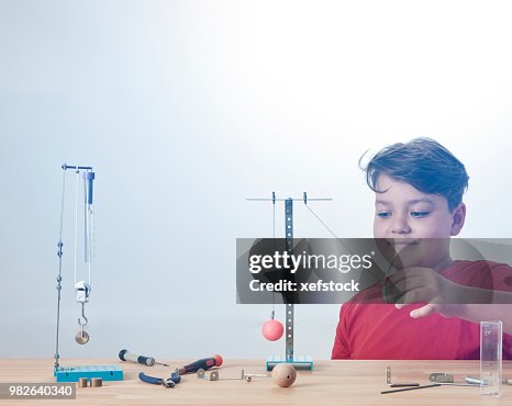 孩子正在做物理實驗。 孩子正在做物理實驗。