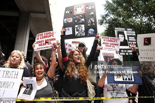 Protesters demonstrate outside of the Los Angeles Criminal Courts building for the court appearance of Dr. Conrad Murray on April 5, 2010 in Los...