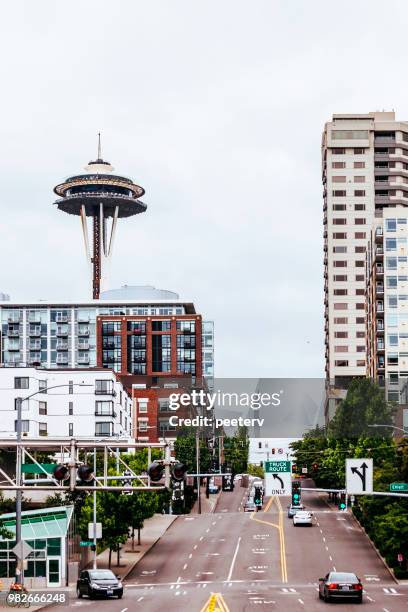 verkeer in seattle downtown - peeter viisimaa or peeterv stockfoto's en -beelden