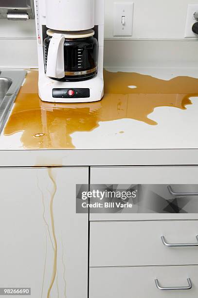 overflowing coffee maker - koffiemachine stockfoto's en -beelden