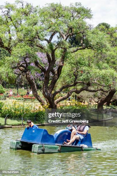 Family on a pedalo at Parque 3 de Febrero.