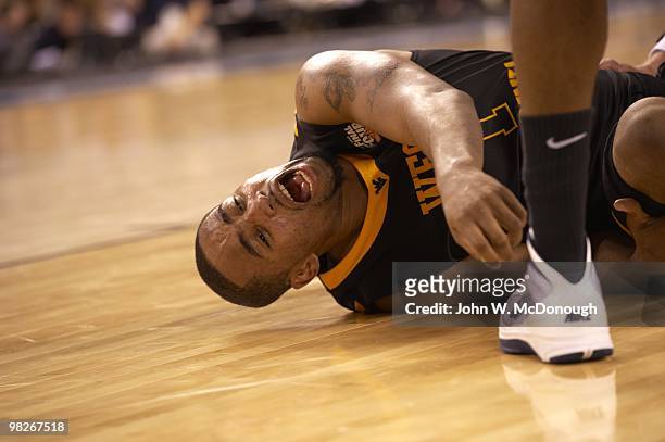 Final Four: West Virgina Da'Sean Butler after tearing ACL during game vs Duke. Indianapolis, IN 4/3/2010 CREDIT: John W. McDonough