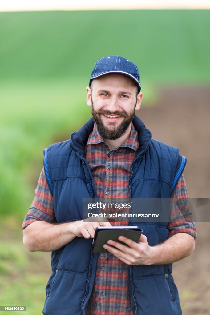 Sonriente a joven con tableta en carretera