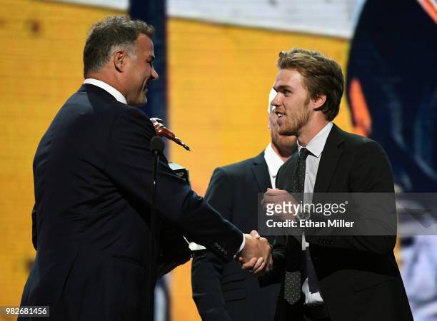 Hockey Hall of Fame member Eric Lindros presents Connor McDavid of the Edmonton Oilers with the Ted Lindsay Award, given to the most outstanding...
