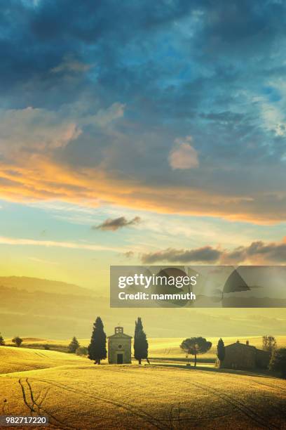 paisagem na toscana com a capella di vitaleta - capella di vitaleta - fotografias e filmes do acervo