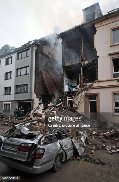 Dpatop - 24 June 2018, Wuppertal, Germany: Debris of a house in which there was an explosion at night lie on the street. In an explosion in a...