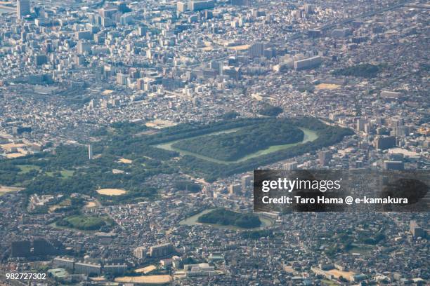 daisen kofun (burial mound) in sakai city in osaka prefecture in japan daytime aerial view from airplane - tottori prefecture - fotografias e filmes do acervo