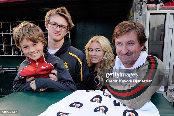 Hall of Famer Wayne Gretzky stands in the dugout with children Tristan, Trevor and Paulina prior to the game between the Minnesota Twins and the Los...