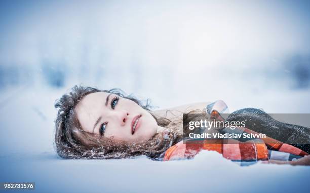 woman lying in snow, surgut, khanty-mansi autonomous okrug, siberia, russia - tyumen oblast - fotografias e filmes do acervo