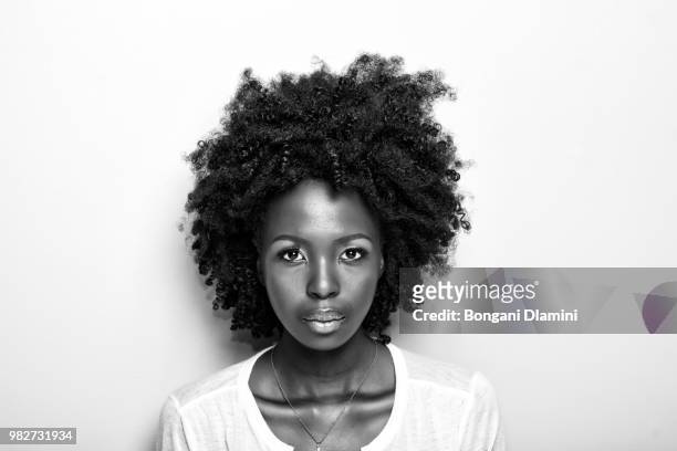 portrait of woman with afro haircut - preto e branco - fotografias e filmes do acervo
