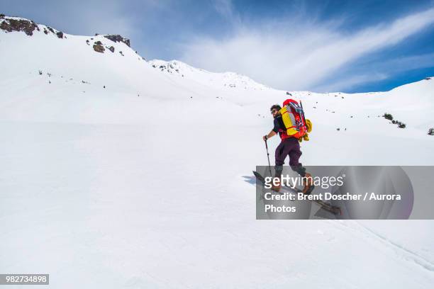 man cross country skiing towards mt shasta, california, usa - nordic skiing event - fotografias e filmes do acervo