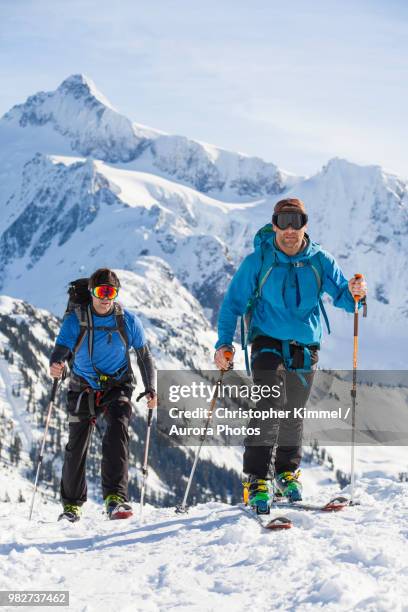 two men cross-country skiing in north cascades national park, washington state, usa - 38 north stock-fotos und bilder