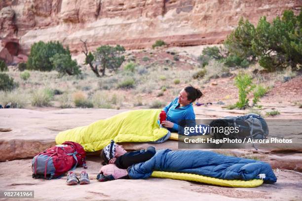 women in sleeping bags while camping in canyonlands national park, moab, utah, usa - saco de dormir fotografías e imágenes de stock