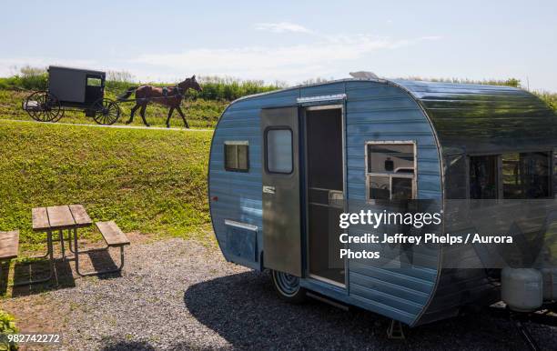 amish carriage moving down road and camper trailer, intercourse, lancaster county, pennsylvania, usa - amish horse and buggy imagens e fotografias de stock