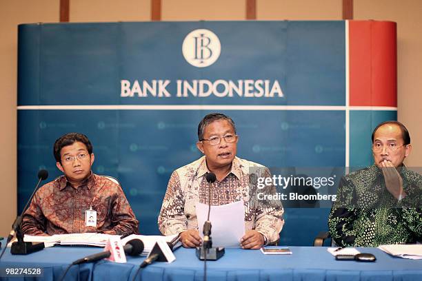 Darmin Nasution, senior deputy governor of Bank Indonesia, center, speaks during a news conference with Muliaman Hadad, deputy governor, left, and...