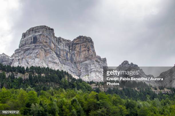 view of pyrenees mountains with steep cliffs, ordesa y monte perdido national park, huesca, aragon, spain - parco nazionale di ordesa foto e immagini stock