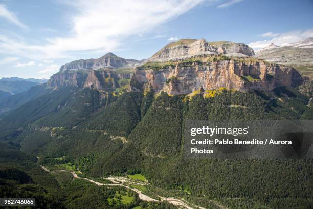 ordesa valley in pyrenees, ordesa y monte perdido national park, huesca, aragon, spain - pyrenees national park stockfoto's en -beelden