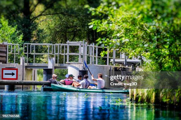 kreuzfahrt urlaub spreewald in lübbenau/lehde, deutschland - abflussrinne stock-fotos und bilder