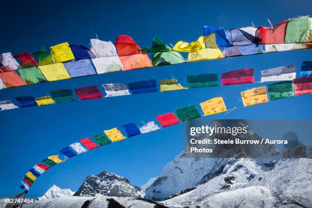 prayer flags above ama dablam, himalayas, khumbu valley, nepal - mount everest foto e immagini stock