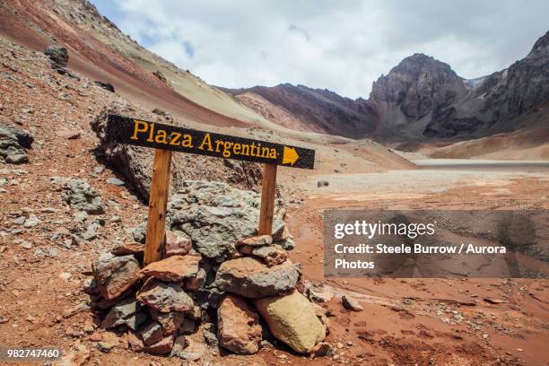 plaza argentina base camp sign on aconcagua, mendoza, argentina - aconcagua stock-fotos und bilder